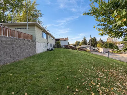Exterior - 208 E Hillside Dr, Warden, WA 98857 photo 3 of 8