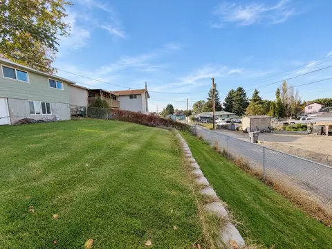 Exterior - 208 E Hillside Dr, Warden, WA 98857 photo 8 of 8