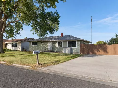 Exterior - 208 E Hillside Dr, Warden, WA 98857 photo 5 of 8