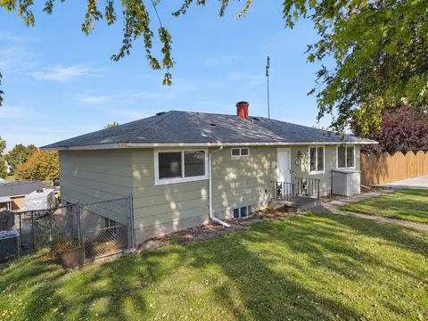 Exterior - 208 E Hillside Dr, Warden, WA 98857 photo 2 of 8