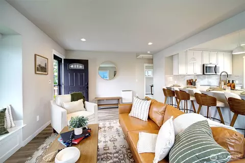 Living - 1624 Pine St, Everett, WA 98201 photo 4 of 4