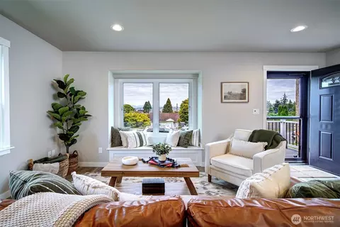 Living - 1624 Pine St, Everett, WA 98201 photo 1 of 4