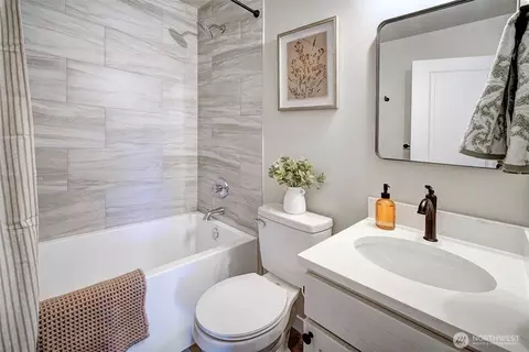 Bath - 1624 Pine St, Everett, WA 98201 photo 1 of 1
