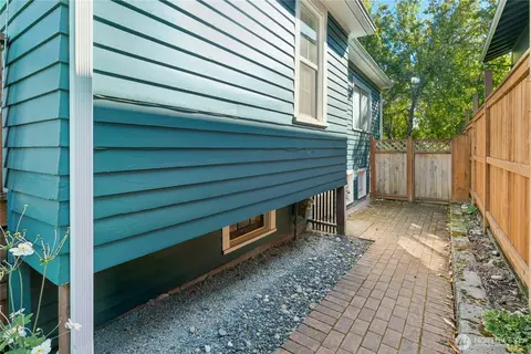 Exterior - 733 N 97th St, Seattle, WA 98103 photo 7 of 12
