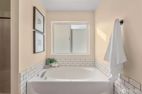 Bath - 13894 Beech Ct, Sultan, WA 98294 photo 2 of 4