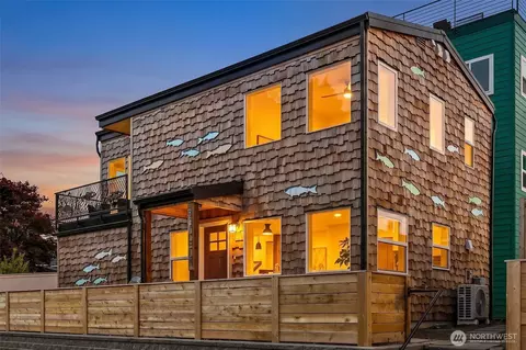 330 NElk Pl, Seattle, WA 98115