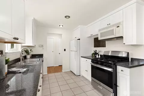 Kitchen - 5706 Highland Rd, Everett, WA 98203 photo 2 of 3