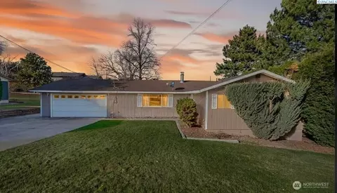 833 Taylor St, Sunnyside, WA 98944