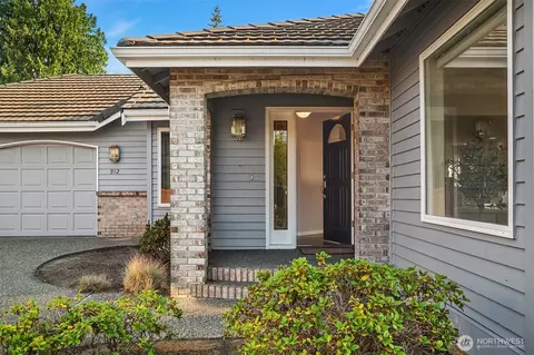 Entry Way - 912 Cedar St, Edmonds, WA 98020 photo 1 of 1