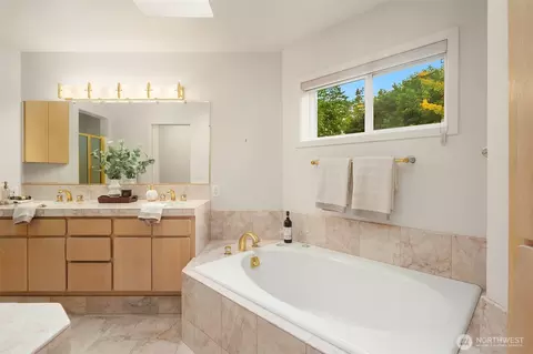 Bath - 912 Cedar St, Edmonds, WA 98020 photo 1 of 3
