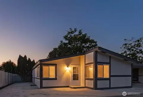 322 N Kentucky Ave #A, East Wenatchee, WA 98802