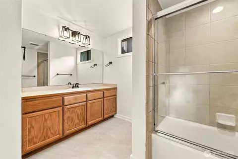 Bath - 21931 3rd Ave SE, Bothell, WA 98021 photo 5 of 5