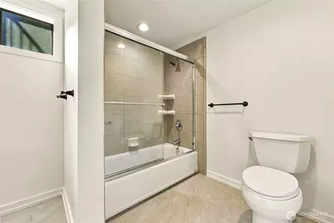 Bath - 21931 3rd Ave SE, Bothell, WA 98021 photo 4 of 5