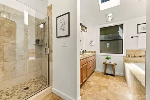 Bath - 21931 3rd Ave SE, Bothell, WA 98021 photo 2 of 5