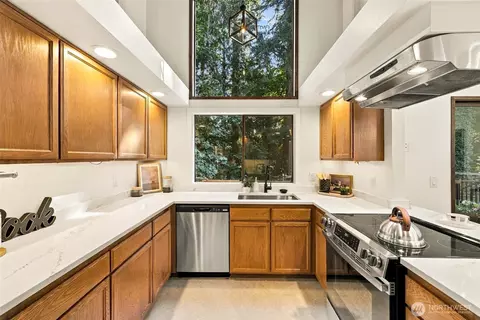 Kitchen - 21931 3rd Ave SE, Bothell, WA 98021 photo 3 of 4