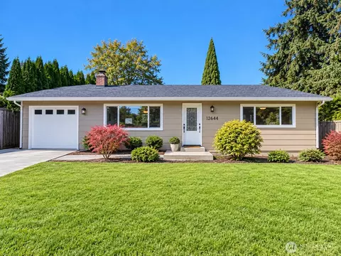 8916 NE 141st St, Kirkland, WA 98034