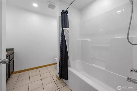 Bath - 7220 Rainier Dr #101, Everett, WA 98203 photo 1 of 2