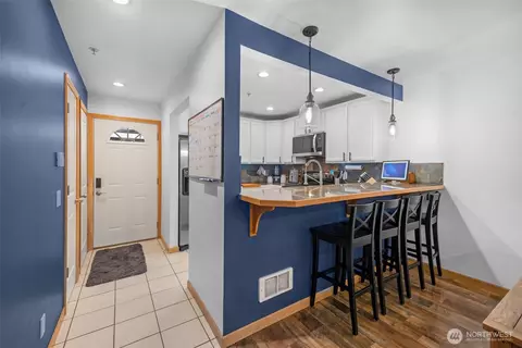 Entry Way - 7220 Rainier Dr #101, Everett, WA 98203 photo 1 of 3
