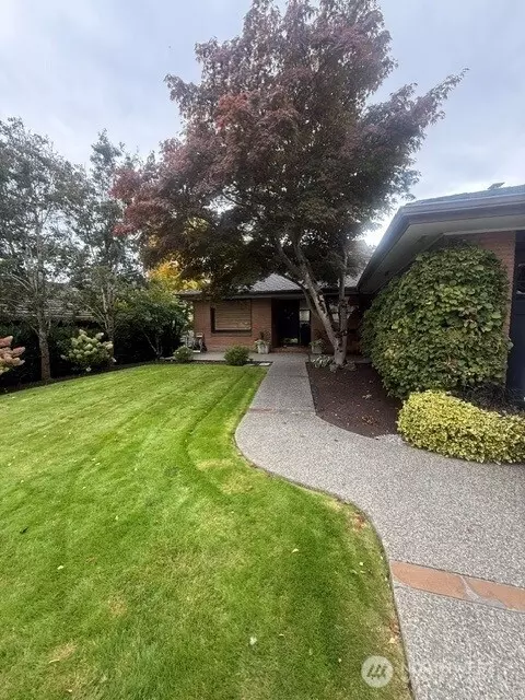 2649 W Viewmont Way W, Seattle, WA 98199