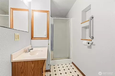 Bath - 2535 30th Ave, Longview, WA 98632 photo 2 of 2