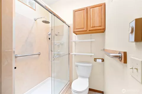 Bath - 1605 126th St SE, Everett, WA 98208 photo 1 of 2