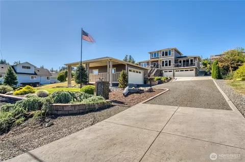 7940 Beach Dr E, Port Orchard, WA 98366