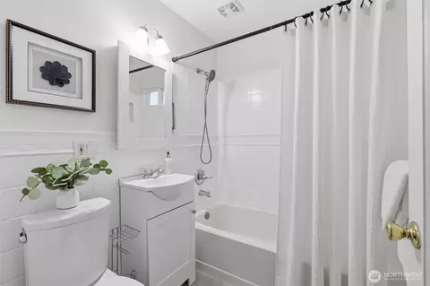 Bath - 2907 18th St, Everett, WA 98201 photo 1 of 1