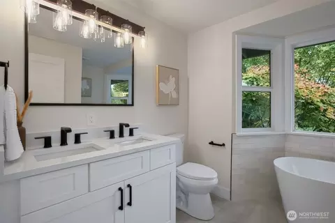 Bath - 606 164th Pl SE, Bothell, WA 98012 photo 2 of 4