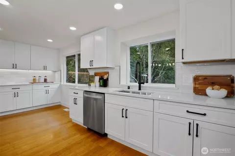 Kitchen - 606 164th Pl SE, Bothell, WA 98012 photo 2 of 5