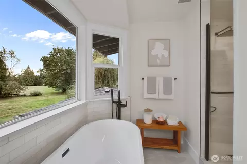 Bath - 606 164th Pl SE, Bothell, WA 98012 photo 3 of 4