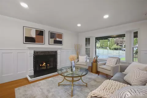Living - 606 164th Pl SE, Bothell, WA 98012 photo 3 of 4