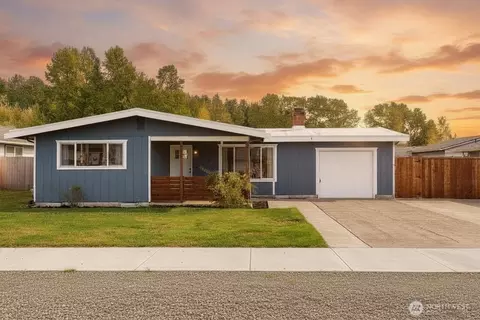 560 11th St, Blaine, WA 98230