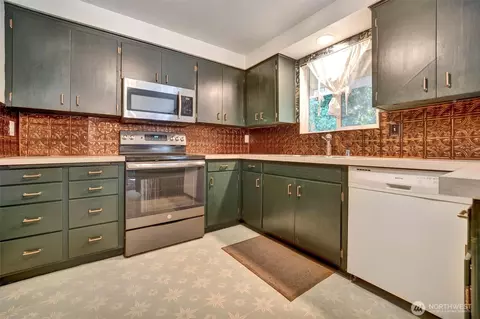Kitchen - 730 110th Pl SE, Everett, WA 98208 photo 1 of 2