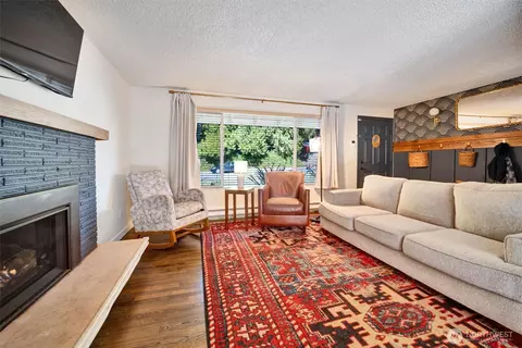 Living - 730 110th Pl SE, Everett, WA 98208 photo 3 of 4