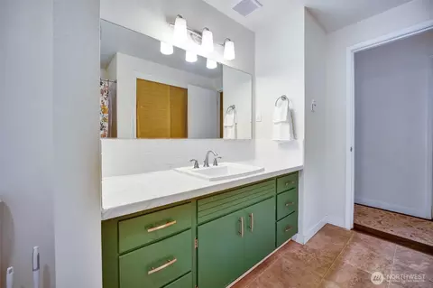 Bath - 730 110th Pl SE, Everett, WA 98208 photo 2 of 3