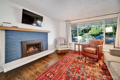 Living - 730 110th Pl SE, Everett, WA 98208 photo 2 of 4