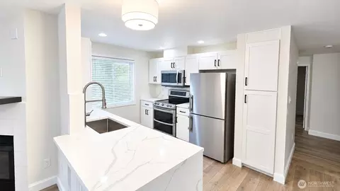 6825 SE Cougar Mountain Way, Bellevue, WA 98006