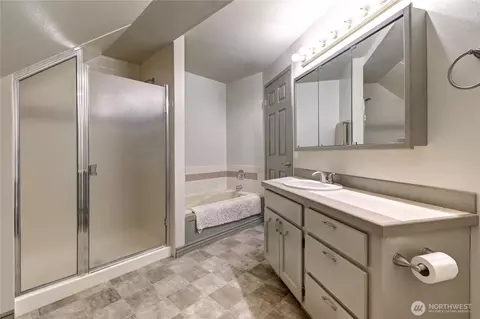 Bath - 4914 Dover St, Everett, WA 98203 photo 3 of 4