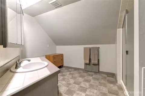 Bath - 4914 Dover St, Everett, WA 98203 photo 2 of 4