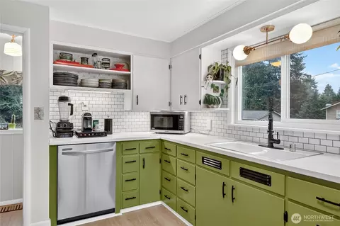 Kitchen - 6520 Willow Rd, Everett, WA 98203 photo 5 of 5