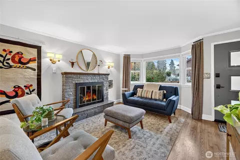 Living - 6520 Willow Rd, Everett, WA 98203 photo 3 of 4