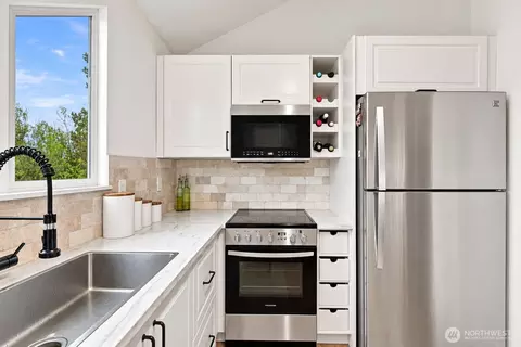 Kitchen - 820 Cady Rd #E305, Everett, WA 98203 photo 2 of 4