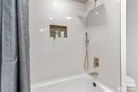 Bath - 2619 133rd Pl SE, Mill Creek, WA 98012 photo 4 of 4