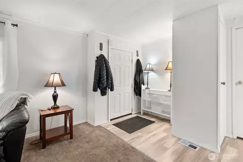 Entry Way - 1342 Spruce Dr, Enumclaw, WA 98022 photo 1 of 1