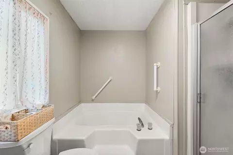Bath - 1342 Spruce Dr, Enumclaw, WA 98022 photo 2 of 3