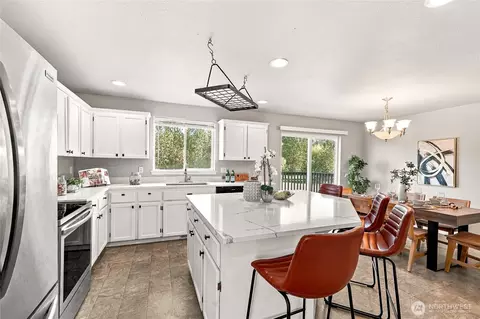 Kitchen - 213 Phoenix Ave SW, Orting, WA 98360 photo 2 of 4