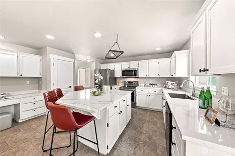 Kitchen - 213 Phoenix Ave SW, Orting, WA 98360 photo 4 of 4