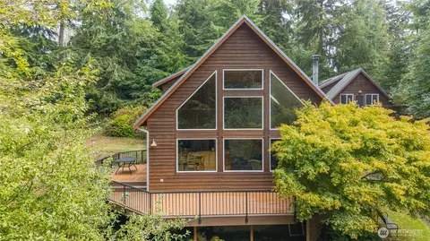 411 Puget Dr, Coupeville, WA 98239