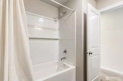 Bath - 9616 19th Ave SE #C, Everett, WA 98208 photo 5 of 5