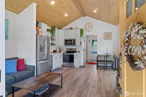 Entry Way - 417 E Compass St, Pacific Beach, WA 98571 photo 1 of 4
